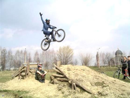 Hud Hatman aka 33hud33 na rowerze. Sport ekstremalny. Onehander, dirtjumping. Tychy rok 2004.