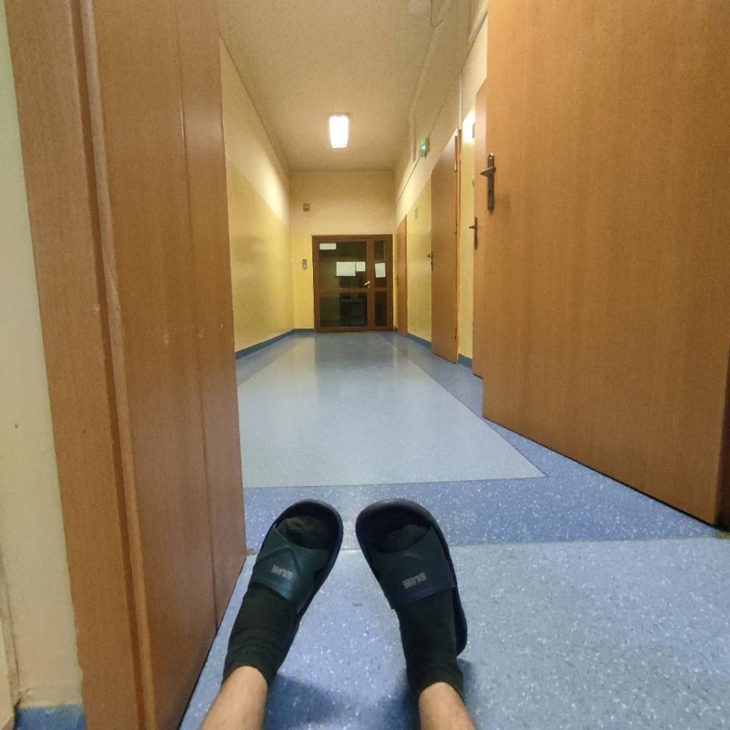 Widok ze świetlicy na wyjście z oddziału psychiatrii w Bytomiu, Szpital nr 4 w Bytomiu. Prawdziwy obraz systemu psychiatrycznego.