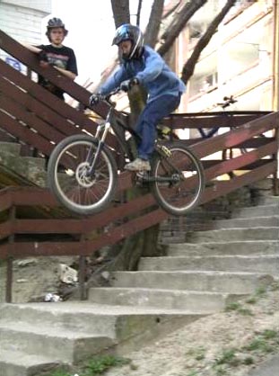 Street riding. Skok ze schodów w Tychach w roku 2004.