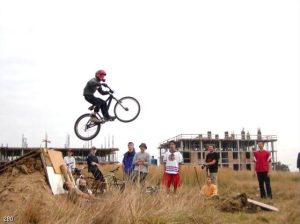 Rok około 2004, osiedle R. W powietrzu Michał Baniowski. Lata później michaś boi się jeździć na rowerze bo psychiatrzy uszkodzili mu mózg w imię medycyny.