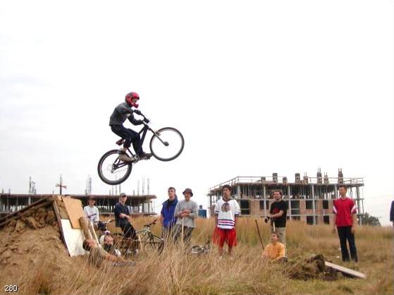 Hud Hatman aka 33hud33 na rowerze.
Sport ekstremalny czyli dirt jumping. Tychy, rok 2004.