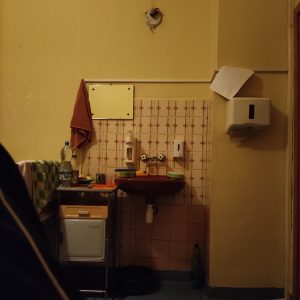 Najbogatszy kwaterunek bo na sali 2 osobowej były 3 osoby. Widać bogactwo ponieważ tam zwisa jeden arkusz papierowego ręcznika. Gąbki ktoś przyniósł sobie samemu . Najbogatszy kwaterunek? Nie będę tego opisywać tutaj.