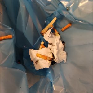 To akurat najmniejszy możliwy bałagan w koszu na śmieci w we wspólnej toalecie. Nie było klamek w drzwiach ubikacji. Pod prysznicem w zimę było około 5 stopni Celsjusza bo musiało być okno otwarte cały czas bo nie było palarni. Dlatego paliło się w ubikacji. Każdy mógł wejść jeżeli chciał drugiej osobie pod prysznic. Jeżeli nie chciał to i tak wszedł bo był niepoczytalny z powodów endogennych lub egzogennych (np. bo zażył substancje psychiatryczne).