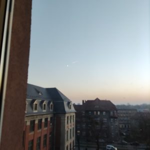 Taki widok zza okna LECZY gdy się zamkniętym nie wiadomo gdzie i nie wiadomo kiedy się wyjdzie i czy się wyjdzie, a w związku z podawanymi substancjami może nie być okazji sobie przypomnieć co się wydarzyło.