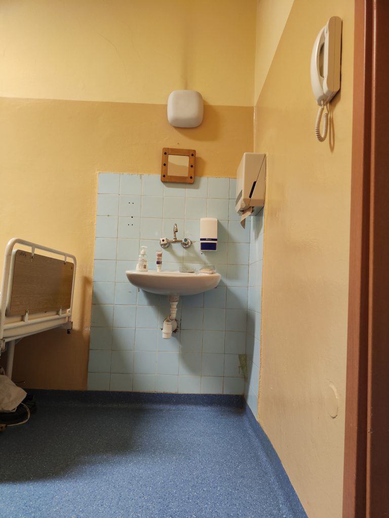 Umywalka, pisuar oraz wodopój w jednym! Oddział psychiatrii w Bytomiu.