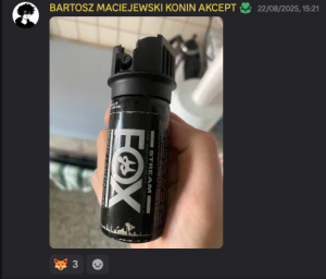 Zapis wpisów Wiktora P. z platformy Discord. Prawdopodobnie z tym gazem biegał i atakował losowych przechodniów.